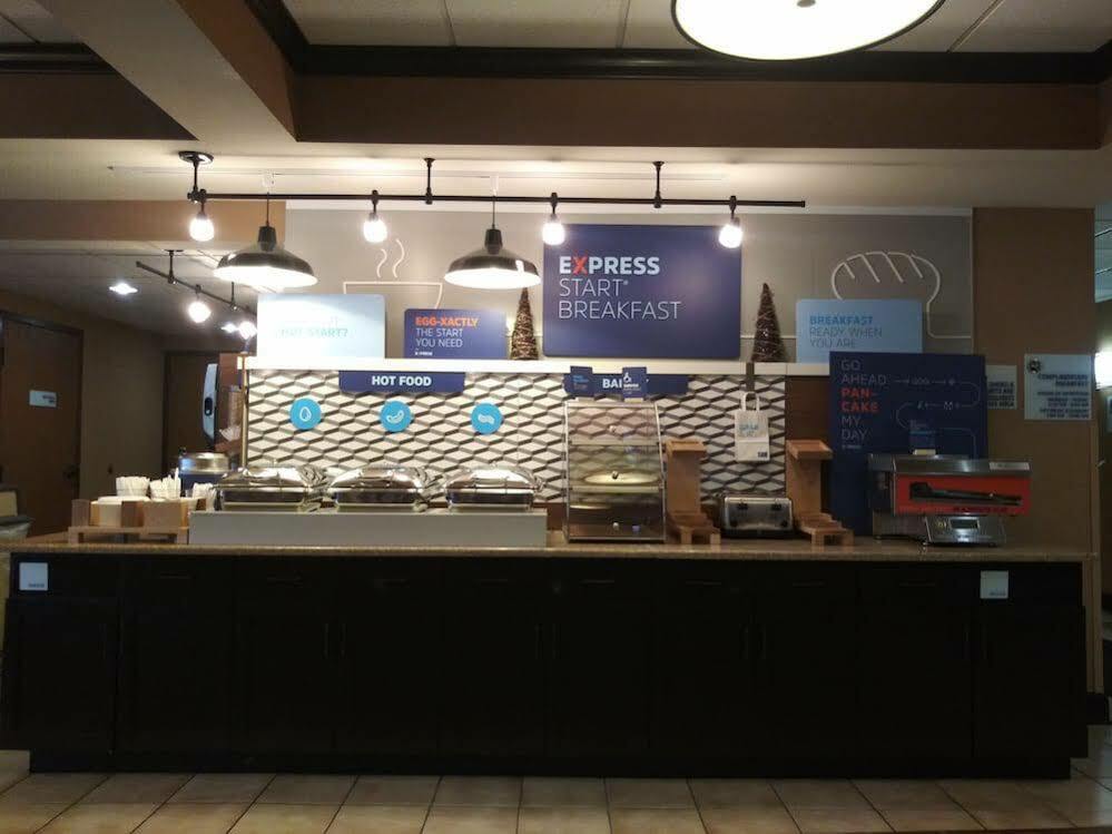 Holiday Inn Express - Delafield By Ihg Kültér fotó